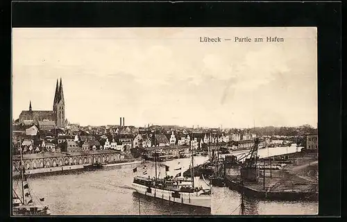 AK Lübeck, Dampfer im Hafen mit Stadtkulisse