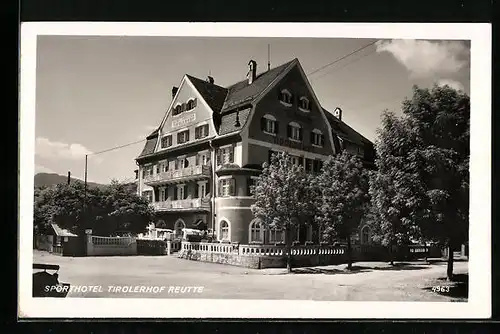 AK Reutte, Blick zum Sporthotel Tirolerhof