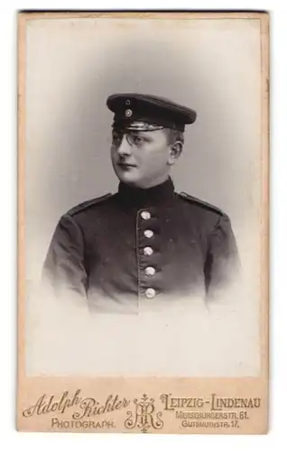 Fotografie Adolph Richter, Leipzig-Lindenau, Merseburgerstrasse 61, Junger Soldat in Uniform mit Zwicker und Schirmmütze