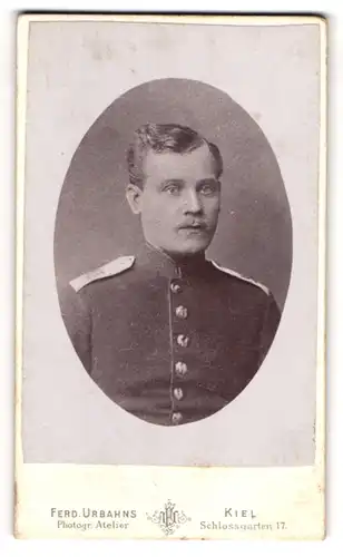 Fotografie Ferd. Urbahns, Kiel, Schlossgarten 17, Junger Soldat mit pomadisiertem Haar in Uniform
