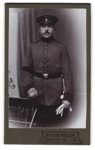 Fotografie Atelier Köhler, Zwickau-M. i.S., Soldat in Uniform mit Portepee und Schnauzer