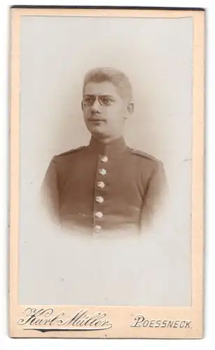Fotografie Karl Müller, Poessneck, Uniformierter Soldat mit Zwicker