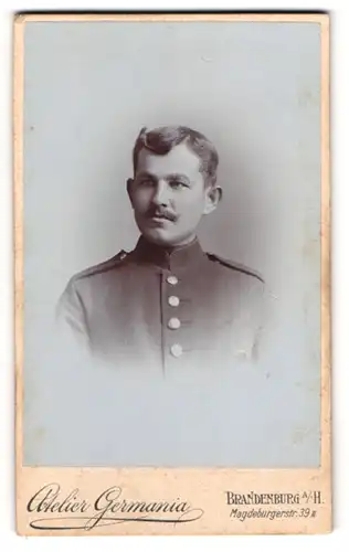 Fotografie Atelier Germania, Brandenburg a. H., Magdeburgerstrasse 39 II, Uniformierter Soldat im Portrait