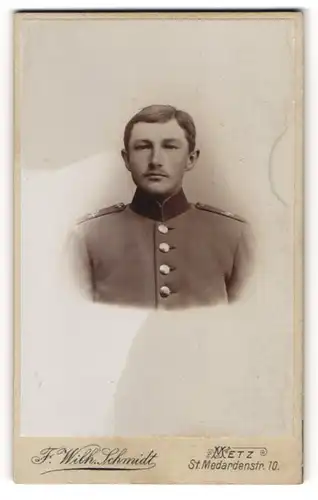 Fotografie F. Wilh. Schmidt, Metz, St. Medardenstrasse 10, Junger Soldat des IR 4 in Uniform