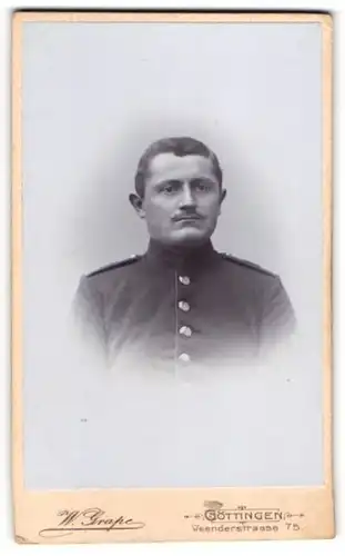 Fotografie W. Grape, Göttingen, Weenderstrasse 75, Soldat mit Pomade im Haar in Uniform