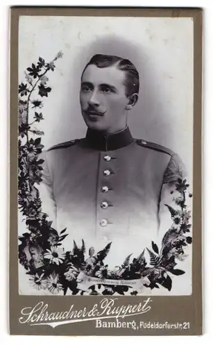 Fotografie Schraudner & Ruppert, Bamberg, Pödelsdorferstrasse 21, Soldat des IR 5 mit Schwalbennestern in Uniform