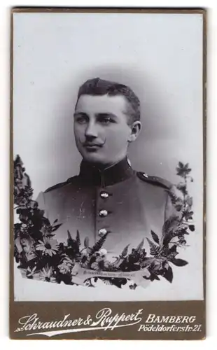 Fotografie Schraudner & Ruppert, Bamberg, Pödeldorferstrasse 21, Junger Soldat des IR 5 in Uniform mit gezwirbeltem Bart