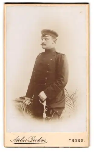 Fotografie Atelier Gerdom, Thorn, Neust. Markt 2, Soldat in Uniform mit Epauletten und Säbel