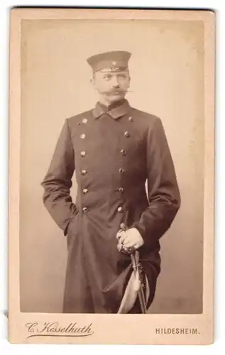 Fotografie C. Kesselhuth, Hildesheim, Kaiserstrasse 44, Soldat im Uniformmantel mit Säbel und Krätzchen
