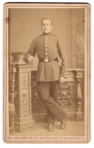 Fotografie Ant. Mehlbreuer, Mülhausen i. E., Riedisheimer-Strasse 15, Junger Soldat m. Bajonett u. Schirmmütze in Uniform