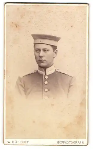 Fotografie W. Höffert, Berlin, Unter den Linden 24, Einjährig-Freiwilliger Gardesoldat in Uniform mit Krätzchen