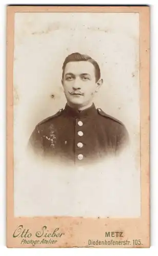 Fotografie Otto Sieber, Metz, Diedenhofenerstrasse 105, Uniformierter Soldat mit Schnauzbart