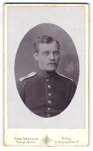 Fotografie Ferd. Urbahn, Kiel, Schlossgarten 17, Soldat mit Pomade im Haar in Uniform
