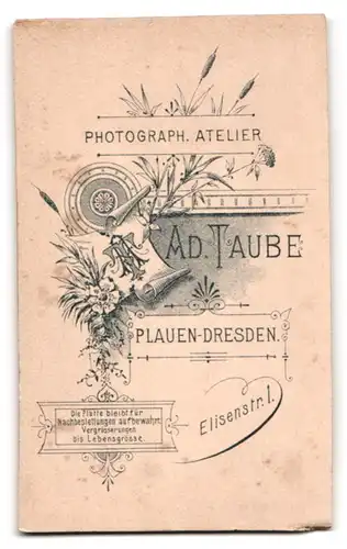 Fotografie Ad. Taube, Plauen-Dresden, Elisenstrasse 1, Uniformierter Gardesoldat mit Schirmmütze