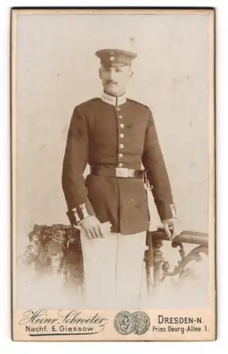 Fotografie Heinr. Schroeter, Dresden-N., Prinz Georg Allee 1, Gardesoldat mit Bajonett und Portepee in Uniform