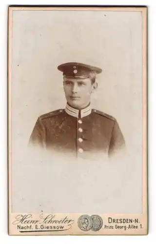 Fotografie Heinr. Schroeter, Dresden-N., Prinz Georg-Allee 1, Gardesoldat mit Schirmmütze in Uniform