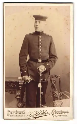 Fotografie J. Kleiber, Ludwigsburg, Stuttgarterstrasse 10, Einjährig-Freiwilliger Soldat m. Säbel und Portepee in Uniform