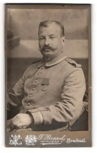 Fotografie J. Boppel, Bruchsal, Kübelmarkt 24, Gestandener Garde-Uffz. des IR 56 in Uniform mit Orden