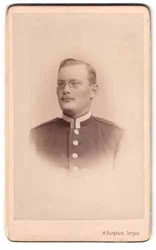 Fotografie H. Burghard, Torgau, Einjährig-Freiwilliger Gardesoldat mit Zwicker in Uniform