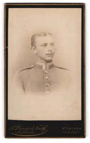 Fotografie A. Bammert, München, Karlsplatz 6, Junger Uffz. mit gezwirbeltem Schnauzbart in Uniform