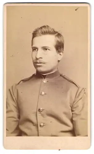 Fotografie F. Hassel, Prag, Ferdinands Strasse, K.u.k. Soldat in Uniform