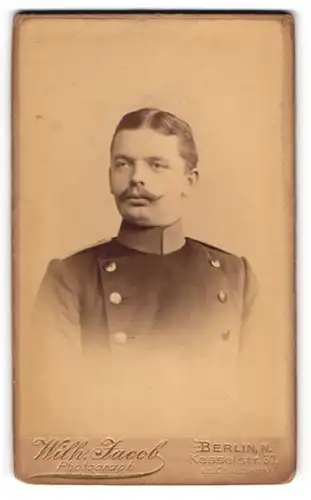 Fotografie Wilh. Jacob, Berlin, Kesselstrasse 37, Ulanen-Uffz. in Uniform mit hängendem Lid