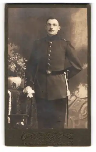 Fotografie J. Jungblut, Metz, Gartenstrasse 10, Junger Soldat mit Portepee am Bajonett in Uniform