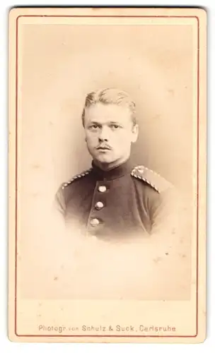 Fotografie Schulz & Suck, Carlsruhe, Langestrasse 227, Einjährig-Freiwilliger Soldat mit pomadisiertem Haar in Uniform