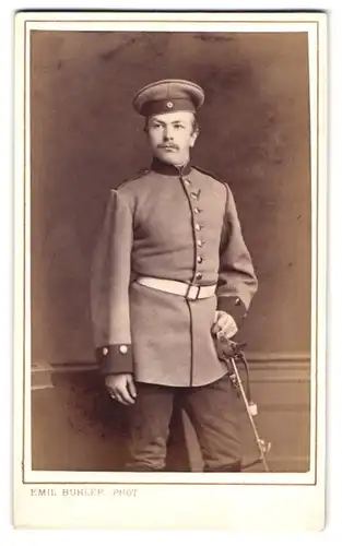 Fotografie Emil Bühler, Mannheim, Ludwigs-Strasse 34, Soldat mit Säbel und Portepee in Uniform