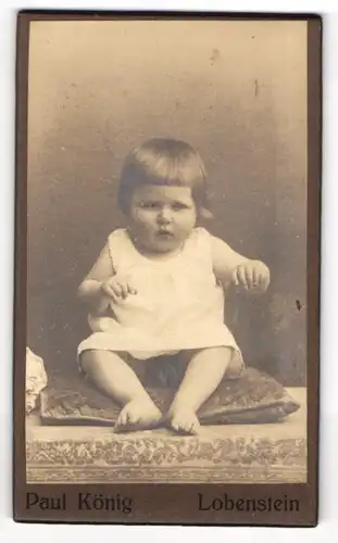 Fotografie Paul König, Lobenstein, Süsses Kleinkind im Hemd sitzt auf einem Kissen