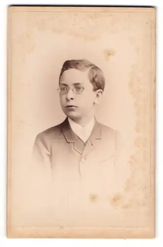 Fotografie Dietrich & Witte, Chemnitz, Poststr. 31, Junger Mann im Anzug mit Brille