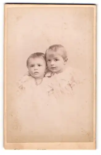 Fotografie Dietrich & Witte, Chemnitz, Poststr. 31, Zwei kleine Kinder in weissen Kleidern
