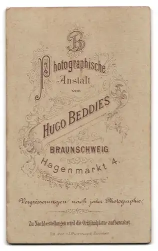 Fotografie Hugo Beddies, Braunschweig, Hagenmarkt 4, Kleines Kind im hübschen Kleid