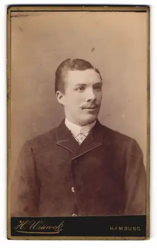 Fotografie H. Wittrock, Hamburg-St. Pauli, Junger Herr im Anzug mit Krawatte