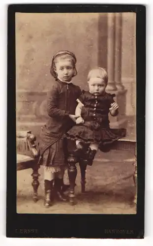 Fotografie Hermann Ernst, Hannover, Angerstr. 13 a, Kleines Mädchen im Kleid mit Geschwisterkind