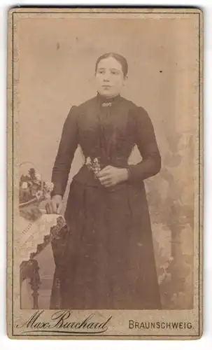 Fotografie Max Burchard, Braunschweig, Friedrich-Wilhelm-Str. 13, Junge Dame im Kleid mit Blume