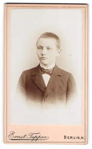 Fotografie Ernst Tepper, Berlin, Chaussee-Str. 28, Junger Mann im Anzug mit Fliege