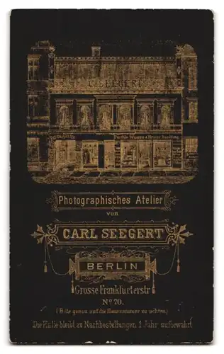 Fotografie Carl Seegert, Berlin, Grosse Frankfurterstr. 70, Junge Dame mit Kragenbrosche und Halskette