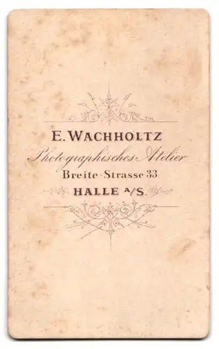 Fotografie E. Wachholtz, Halle a. S., Breite-Str. 33, Junger Herr im Anzug mit Fliege