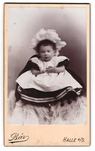 Fotografie M. Bär, Halle a. S., Grosse Ulrich-Str. 54, Süsses Kleinkind im Kleid mit Haube