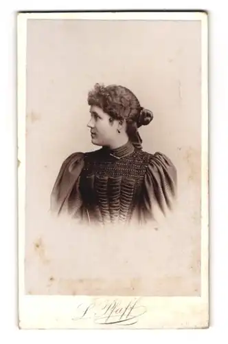 Fotografie L. Pfaff, Halle a. S., Geiststr. 47, Junge Dame im bestickten Kleid