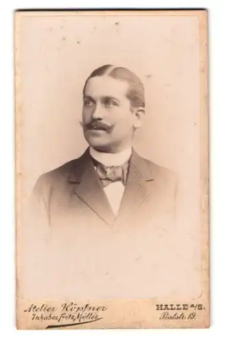 Fotografie Fritz Möller, Halle a. S., Poststr. 19, Elegant gekleideter Herr mit Schnauzbart