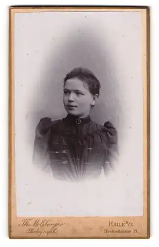 Fotografie Th. Molsberger, Halle a. S., Breitestr. 31, Junge Dame mit zurückgebundenem Haar