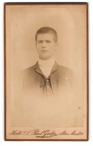 Fotografie Paul Gerber, Halle a. S., Alter Markt 1, Junger Mann im Anzug mit Krawatte
