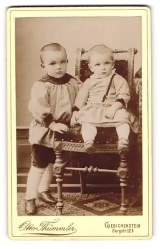 Fotografie Otto Thümmler, Giebichenstein, Burgstr. 12 a, Kleiner Junge mit Geschwisterchen in modischer Kleidung