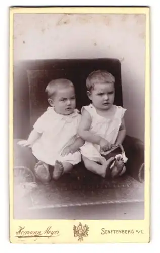 Fotografie Herm. Meyer, Senftenberg /N.-L., Zwei kleine Kinder in weissen Hemden