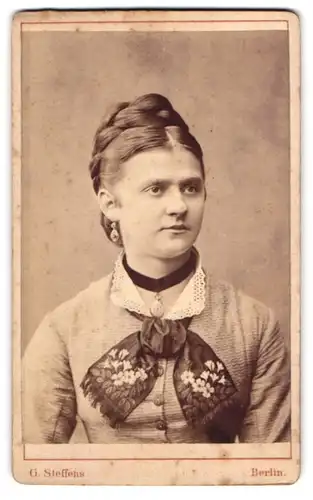 Fotografie G. Steffens, Berlin, Potsdamer-Str. 116 a, Junge Dame mit Hochsteckfrisur und Amulett