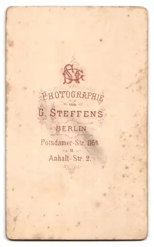 Fotografie G. Steffens, Berlin, Potsdamer-Str. 116 a, Junge Dame mit Hochsteckfrisur und Amulett