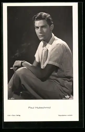 AK Schauspieler Paul Hubschmid als junger Mann eine Zigarette rauchend