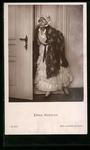 AK Schauspielerin Erna Morena bei einer Tür